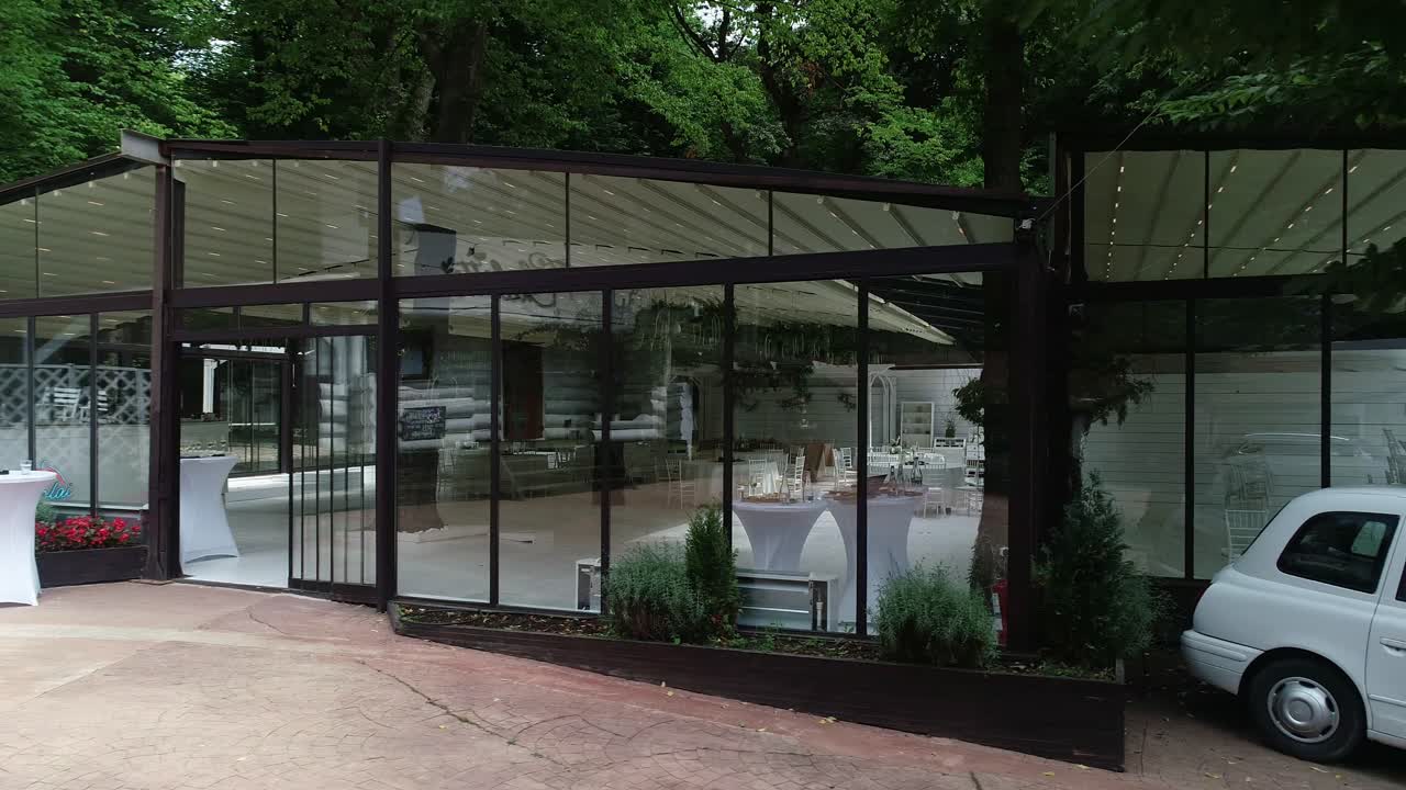 현대적인 결혼식 장소, 실내 레스토랑, 흰색 설정, 빈티지 자동차의 슬라이더 샷