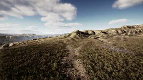 paisaje montañoso con colinas cubiertas de hierba y nubes