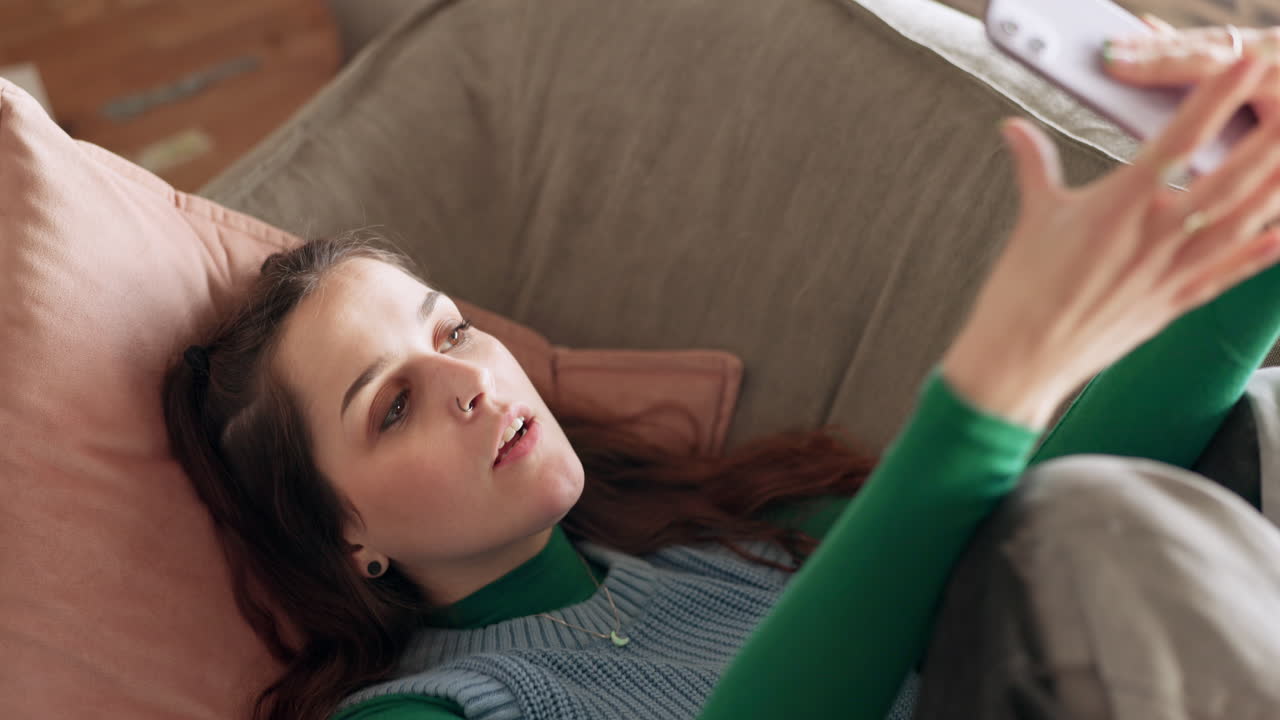 키스, 여성 또는 인플루언서가 셀피를 찍는 것