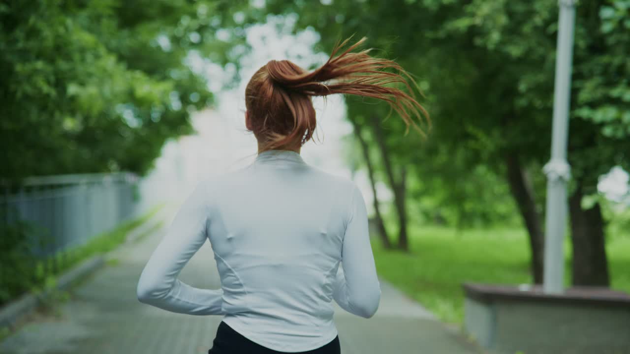공원에서 조하는 여자