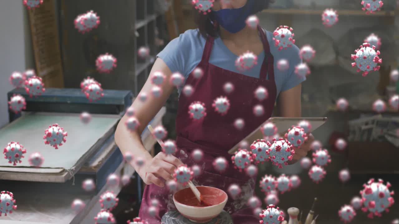 얼굴 마스크를 쓰고 있는 백인 여성 위의 바이러스 세포의 애니메이션