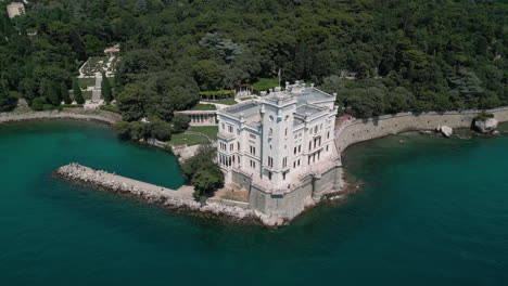 Die-Drohne-Zieht-Sich-Zurück-Und-Kippt-Nach-Oben,-Um-Italien-Triest-Und-Das-Schloss-Miramare-Freizugeben