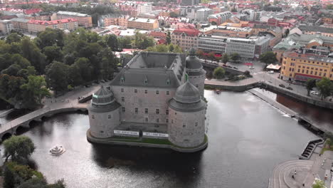 Toma-Aérea-De-Gran-Angular-Del-Castillo-De-Örebro-En-Suecia