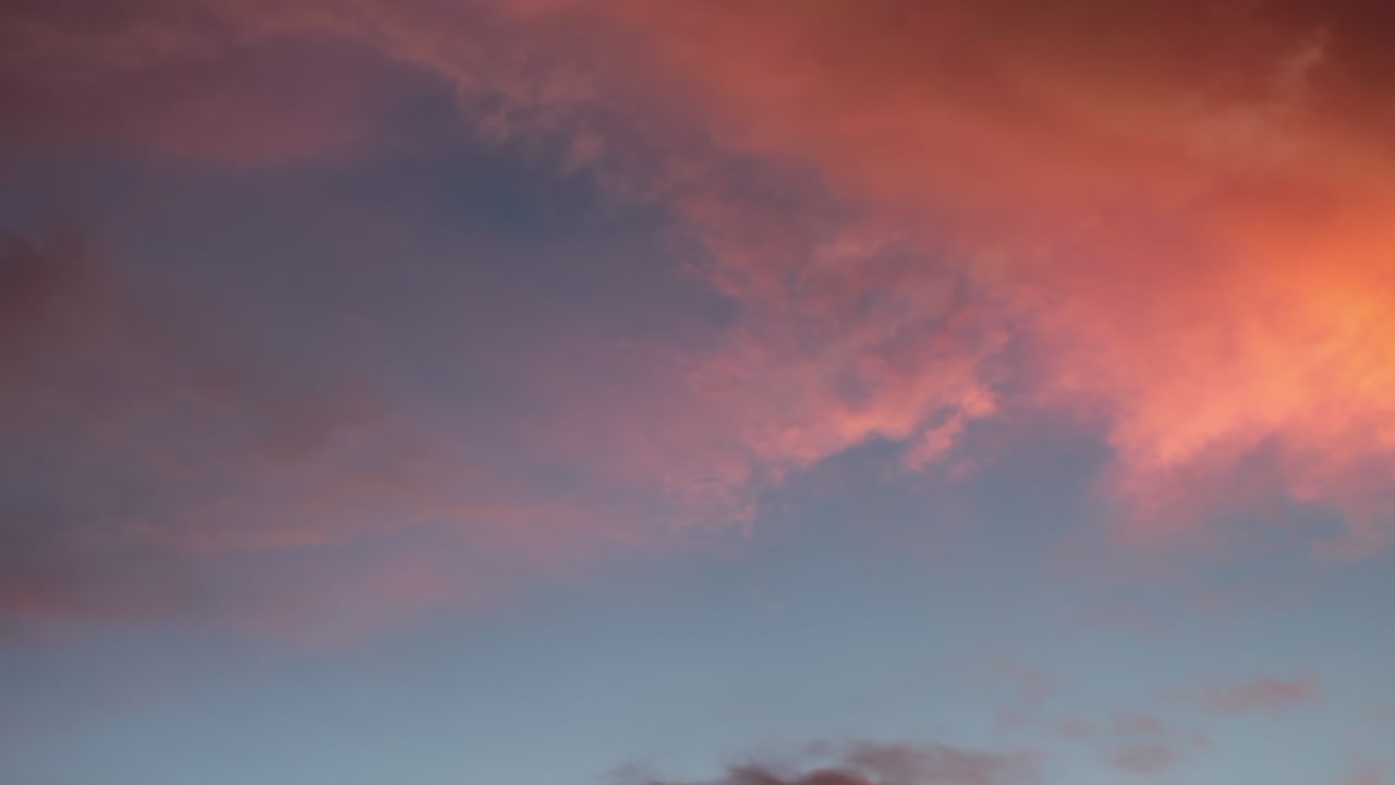 푹신한 구름에 반영된 일몰 - 일출 색상