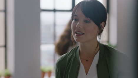 Joven-Mujer-De-Negocios-Usando-Una-Tableta-Que-Presenta-Una-Propuesta-Corporativa-En-Una-Reunión-De-La-Sala-De-Juntas-Líder-Del-Equipo-Compartiendo-Ideas-Creativas-Intercambiando-Ideas-En-El-Lugar-De-Trabajo-De-Oficina-Con-Tecnología-De-Pantalla-Táctil