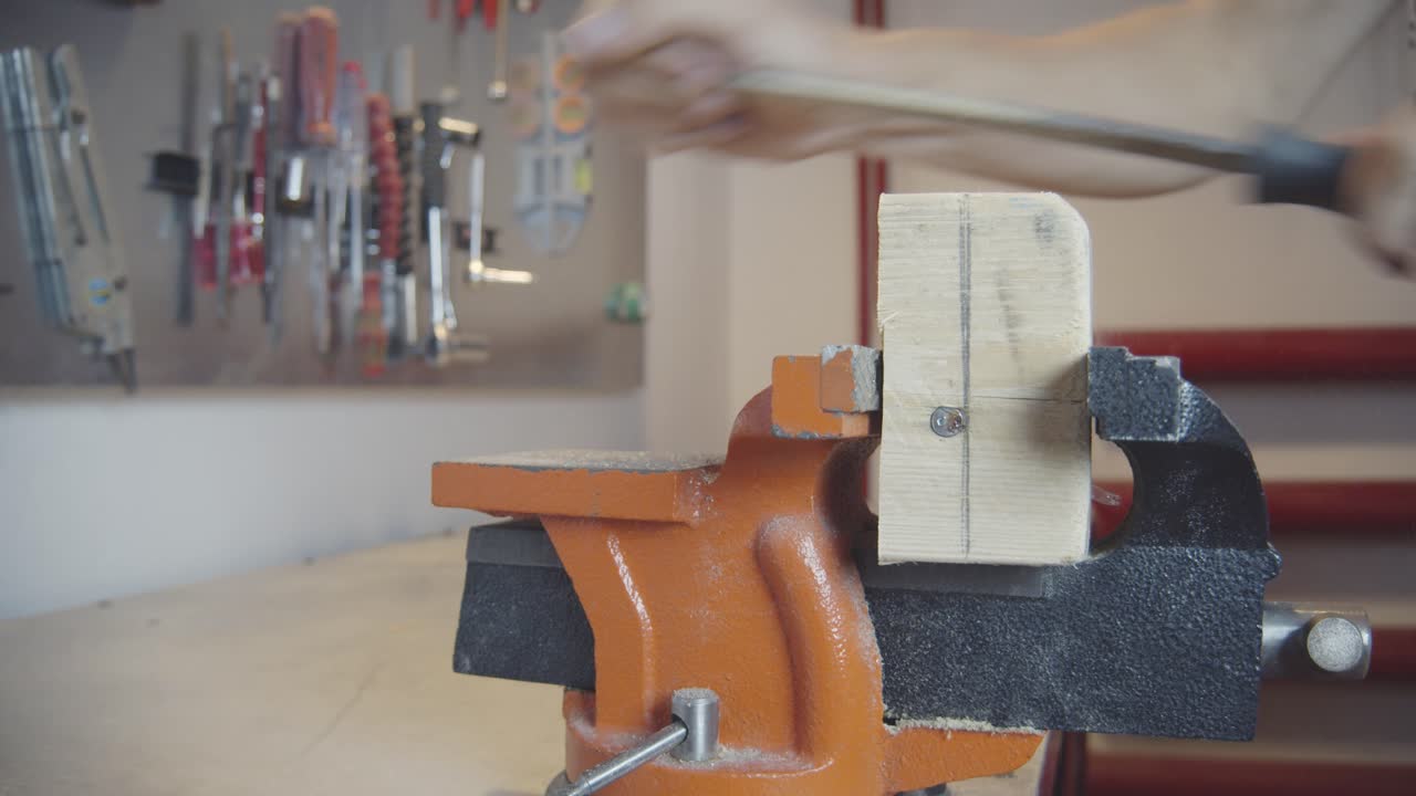 vicio de lijado de madera sujeta con lima manual en primer plano del taller
