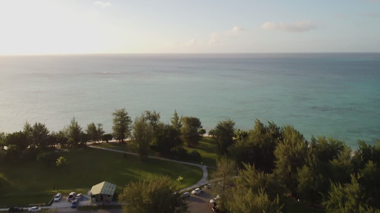 거대한 바다를 내려다보는 아메리칸 메모리얼 파크의 드론 촬영