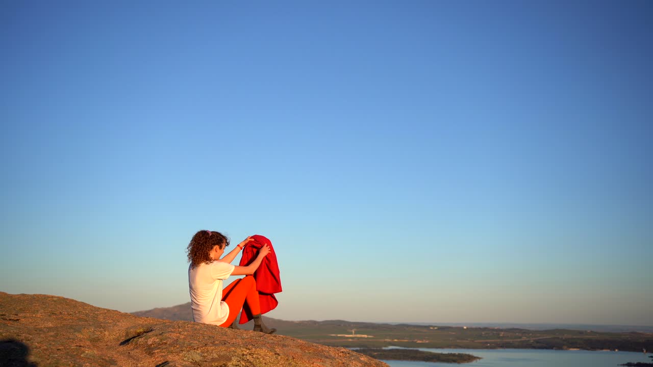 산악 지형 에서  ⁇ 고 경치 좋은 호수변 에 앉아 있는 여자