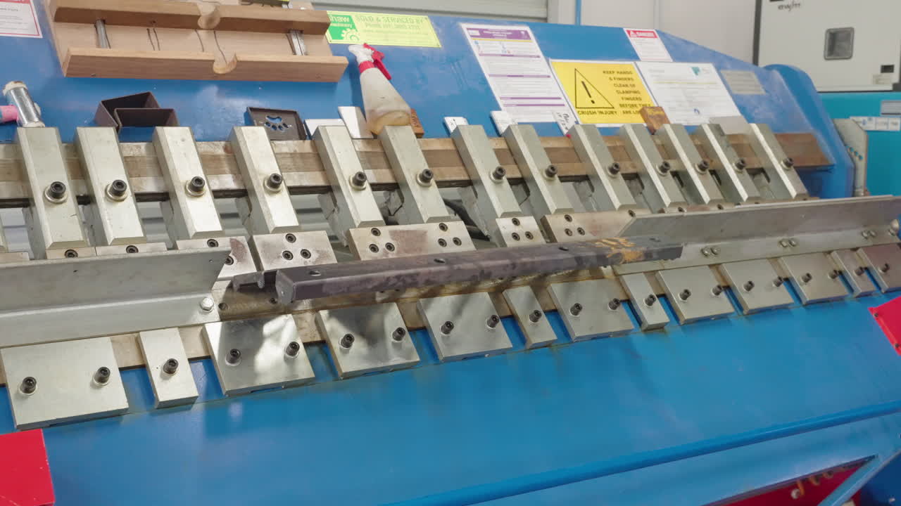 carpeta de metal industrial automática 4k acero plegable en taller