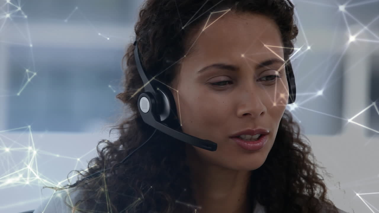 Animazione di elaborazione dati su donna d'affari che utilizza cuffie telefoniche