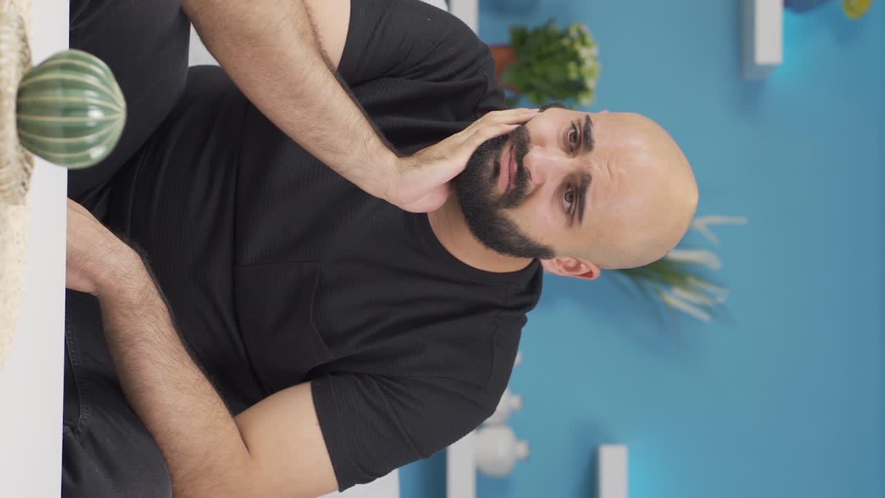 좌절된 남자가 화를 내는 수직 비디오.