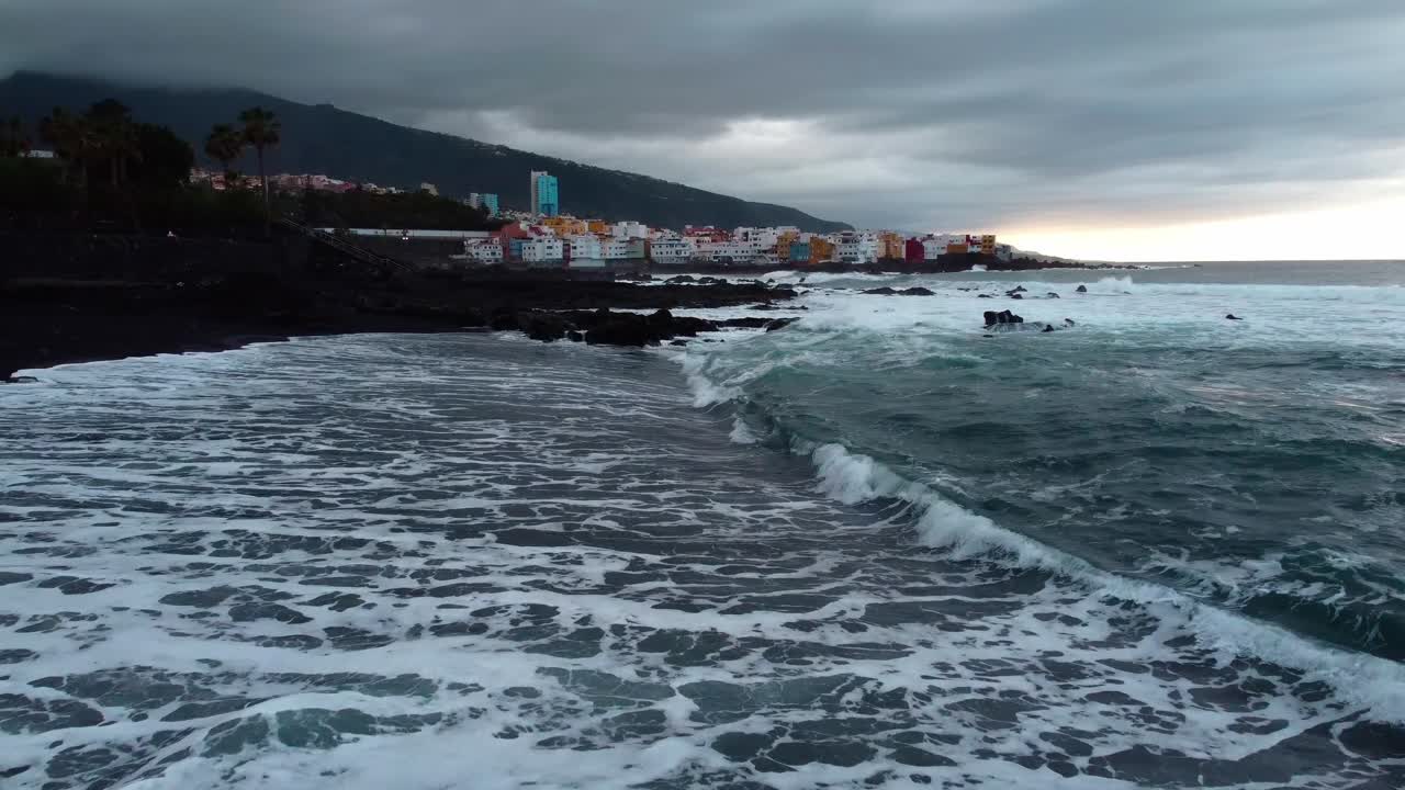 거친 바다와 흐린 날 동안 카나리아 섬에 있는 검은 모래 해변의 방목 드론 샷