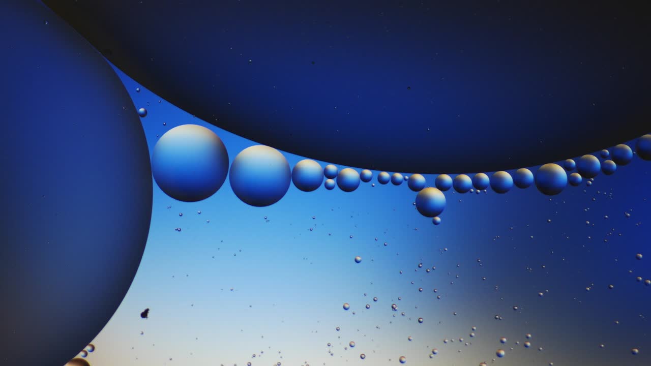 물 위에 떠다니는 기름방울의 다채로운 예술적.