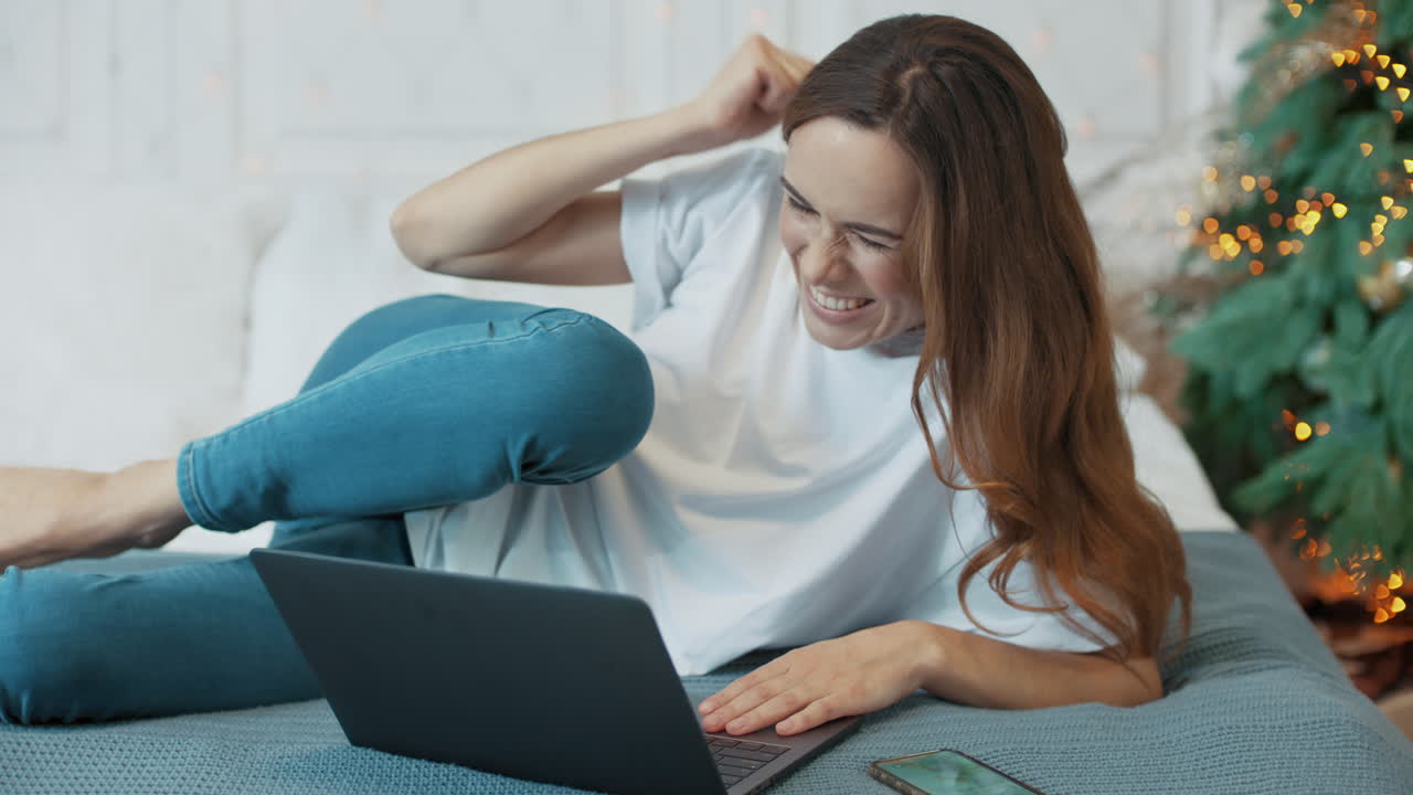 mujer feliz recibiendo noticias positivas por correo electrónico en una casa de lujo