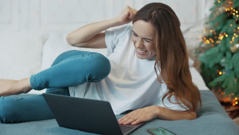 Mujer-Feliz-Recibiendo-Noticias-Positivas-Por-Correo-Electrónico-En-Una-Casa-De-Lujo