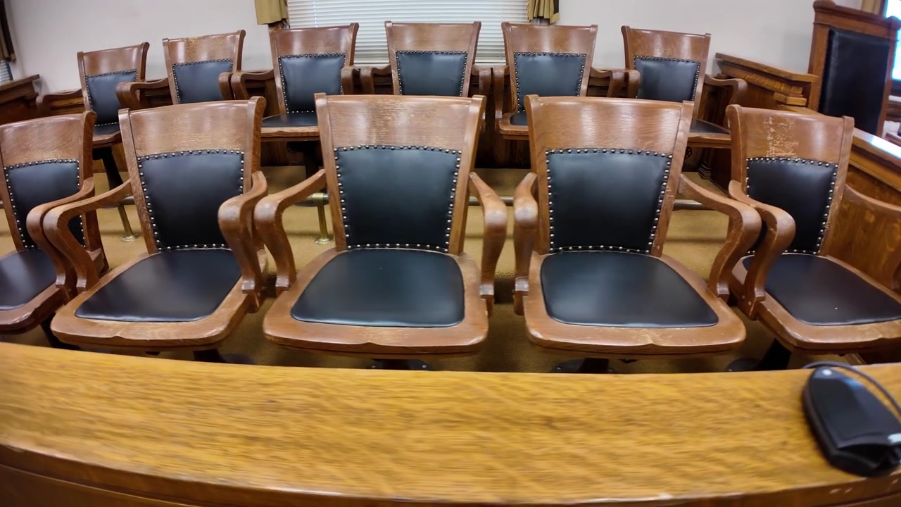 Seggi della giuria nell'aula di tribunale dello storico tribunale della contea di Hocking.
