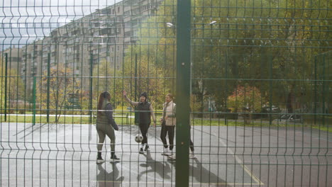 Frau-Geht-Mit-Freunden-Fußball-Spielen