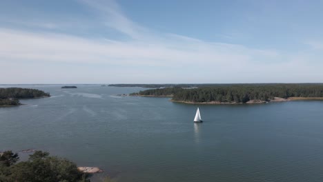 Imágenes-Aéreas-De-Un-Velero-En-El-Archipiélago-Finlandés-Cerca-De-Turku