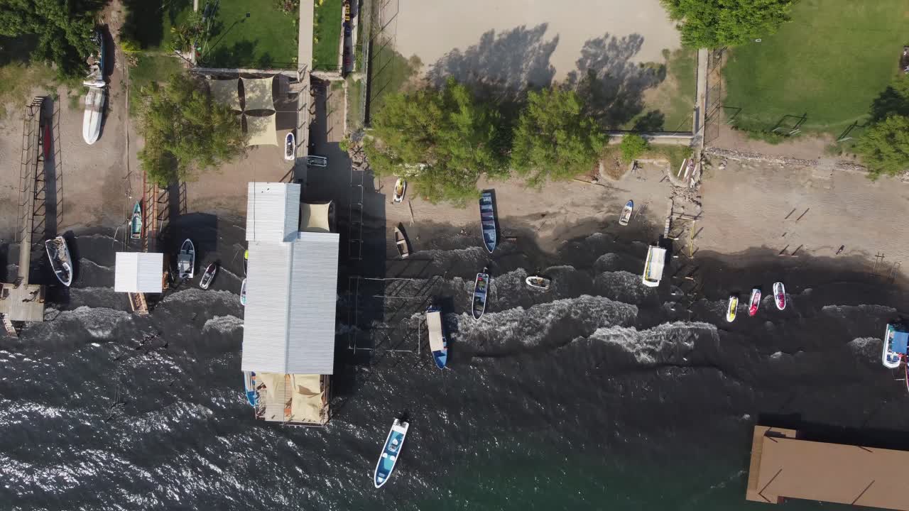 공중 사진: 바 ⁇ 가 에  ⁇ 아지는 파도: 엘살바도르 의 코아테페크 호수