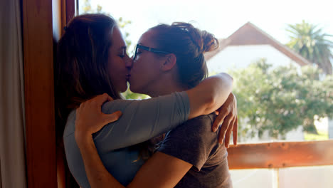 una pareja de lesbianas besándose en casa 4k