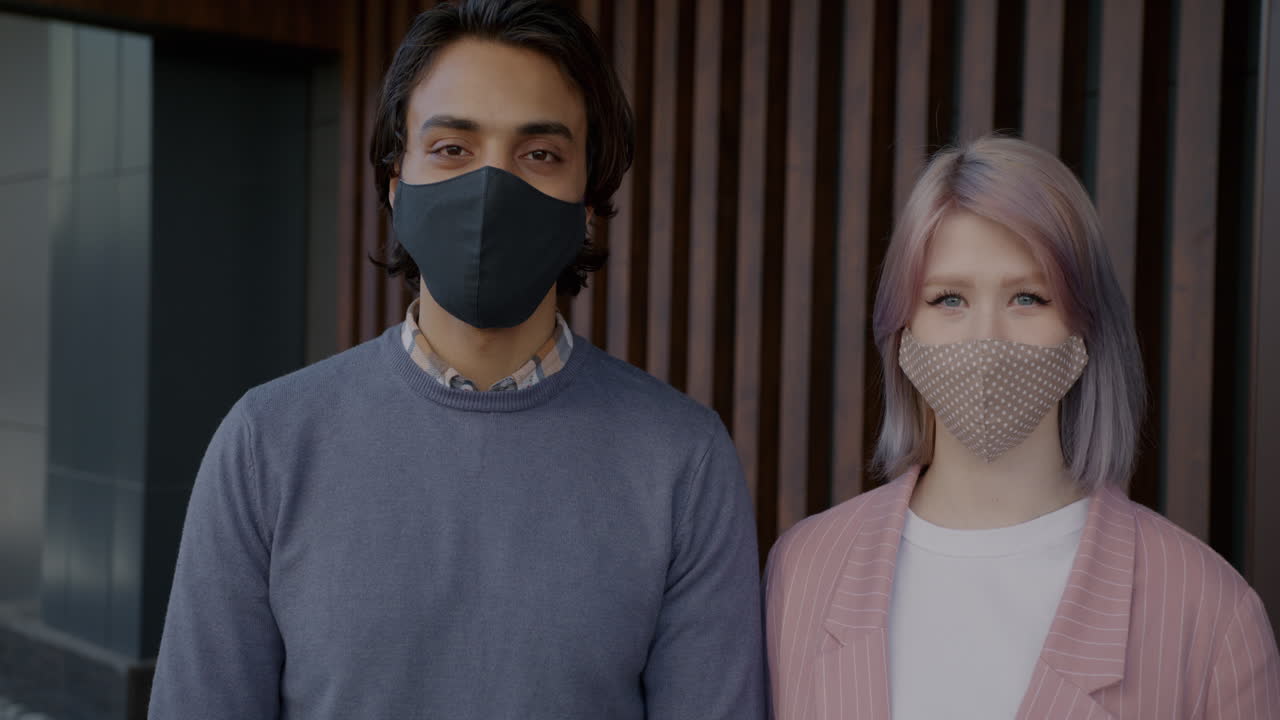 마스크를 착용한 커플