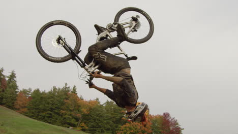 choque de deportes extremos - salto hacia atrás de deportes extremos en una bicicleta de montaña gran salto de tierra