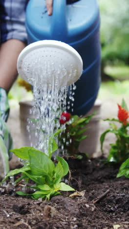 sección media de una familia de jardinería juntos