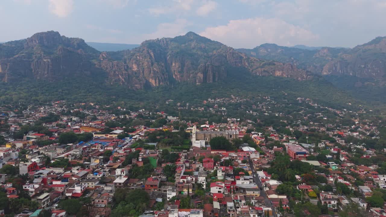 Panorama aereo di Tepoztlan, Morelos, con catene montuose in lontananza