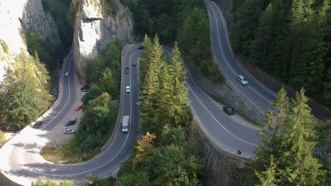 Autos,-Die-Viele-Kurven-Nehmen