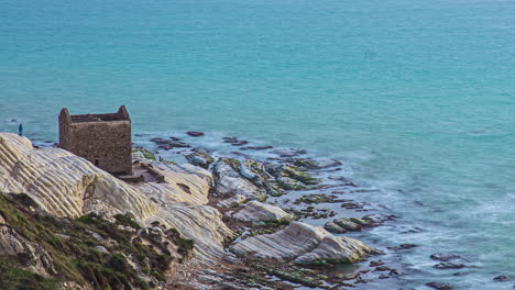 Timelapse-En-Punta-Bianca-Y-Ruinas-De-La-Caseta-De-Vigilancia,-Costa-Rocosa,-Sicilia