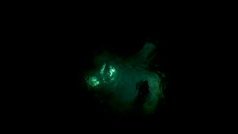 video nocturno de buzos usando luces submarinas mientras bucean