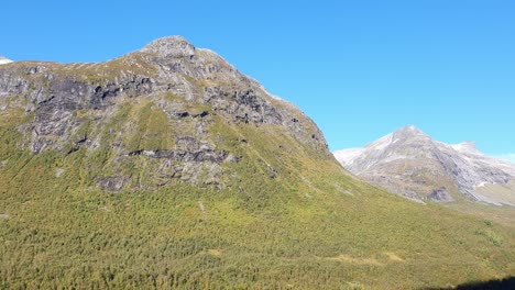 impresionantes montañas noruegas, valle del bosque verde, cielo azul
