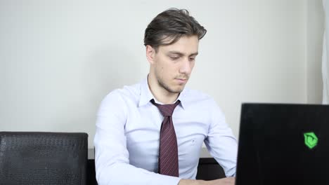 ingeniero trabajando horas extras