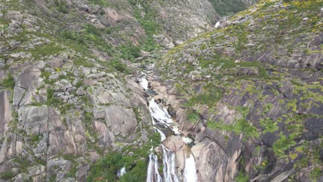 Vista-Aérea-De-La-Cascada-De-Ezaro-En-Galicia,-España