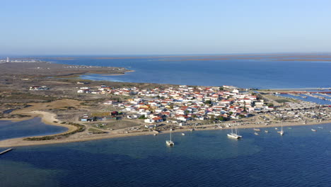 barcos anclados cerca de la isla de culatra en un día soleado de verano en algarve, faro, portugal