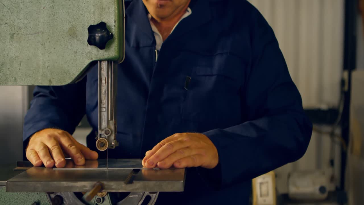 ⁇ 거 4k에서 금속 판을 절단하는 노동자