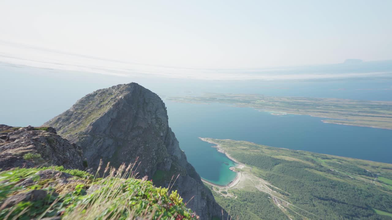 hermoso paisaje natural desde el pico del monte donnamannen, nordland, noruega