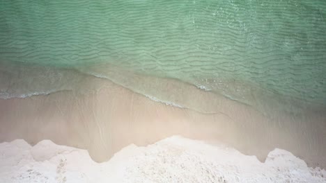 Playa-De-Arena-Blanca-Olas-Claras-De-Aguas-Esmeralda-En-Una-Playa-De-Arena-Blanca-En-El-Golfo-De-México-Vista-Aérea-Con-Drones