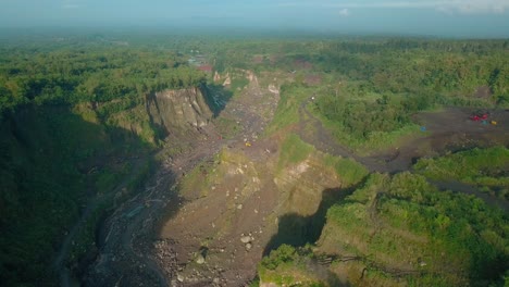 大山谷的无人机拍摄在火山的斜坡上作为<unk>岩流的路径当爆发