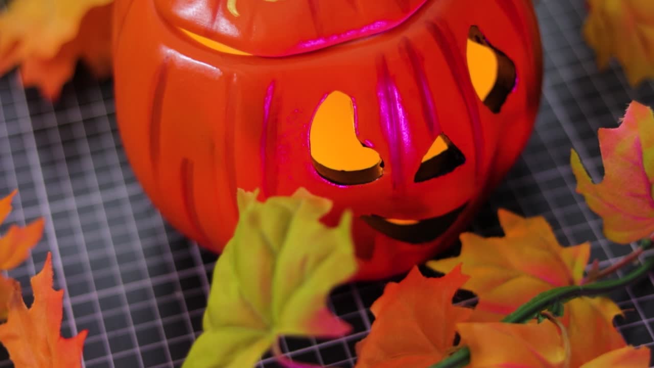 decoración de linterna brillante rodeada de hojas de otoño, vibración de halloween