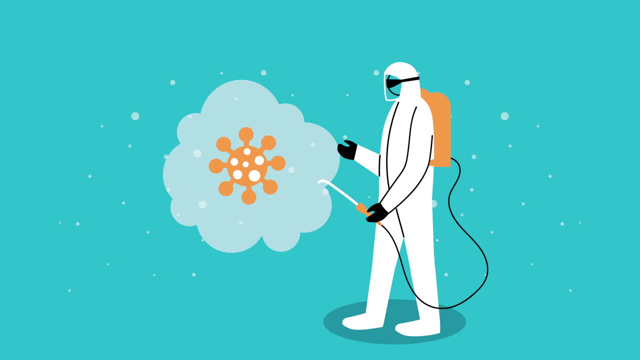 trabajador con traje de bioseguridad y rociador de desinfectante para covid-19