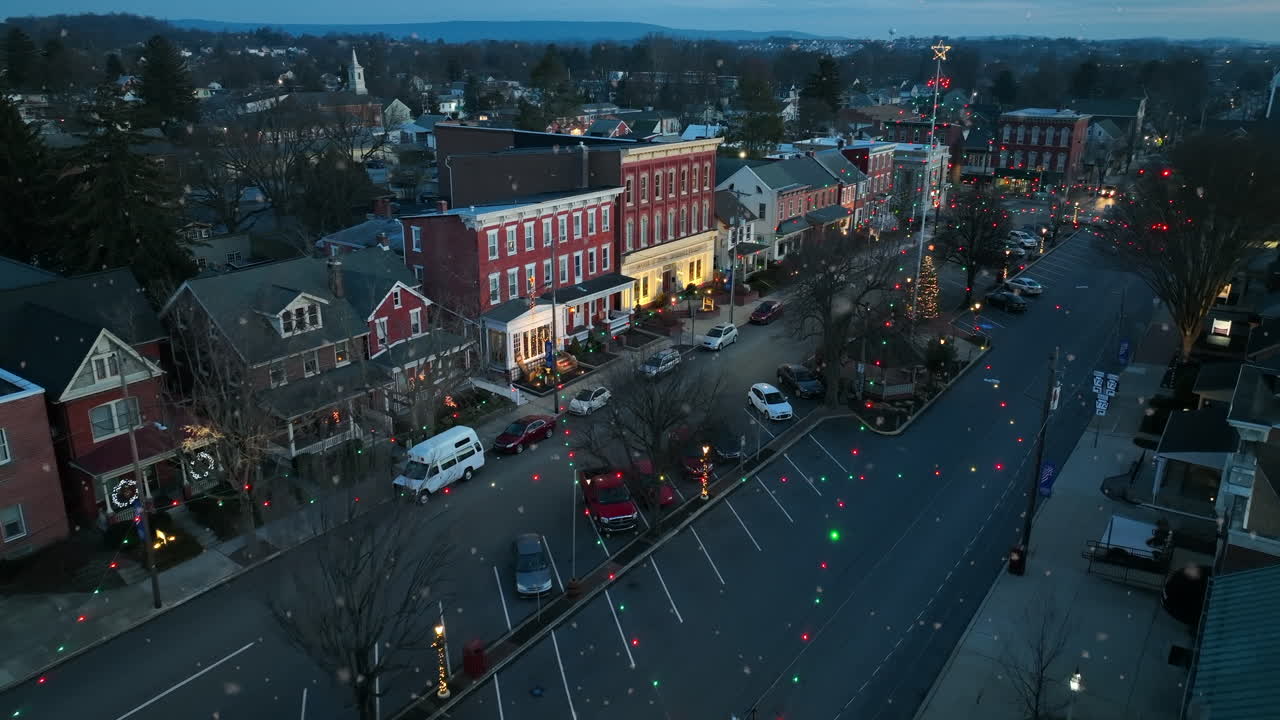antena de luces navideñas, árbol en la ciudad