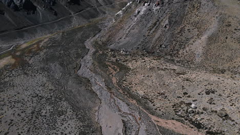 Aerial-shot-at-high-altitude-showing-an-arid-Land-between-Mountains-4K