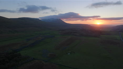 Rückzug-Zur-Einrichtung-Einer-Drohnenaufnahme-Von-Ingleborough-Und-Dales-Bei-Sonnenuntergang