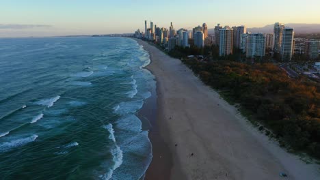 Hermosa-Puesta-De-Sol-En-La-Costa-Dorada,-Playas-Y-Surf,-Drones