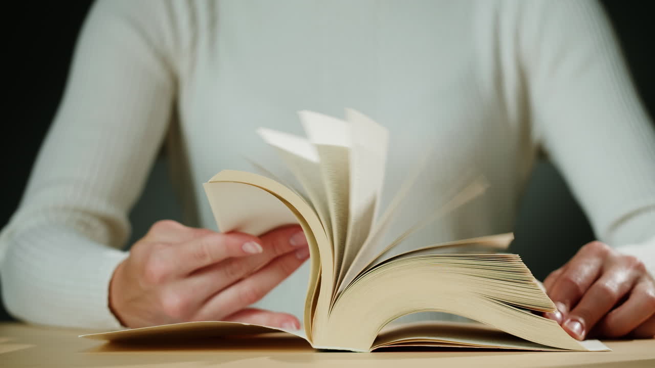mujer leyendo un libro abierto
