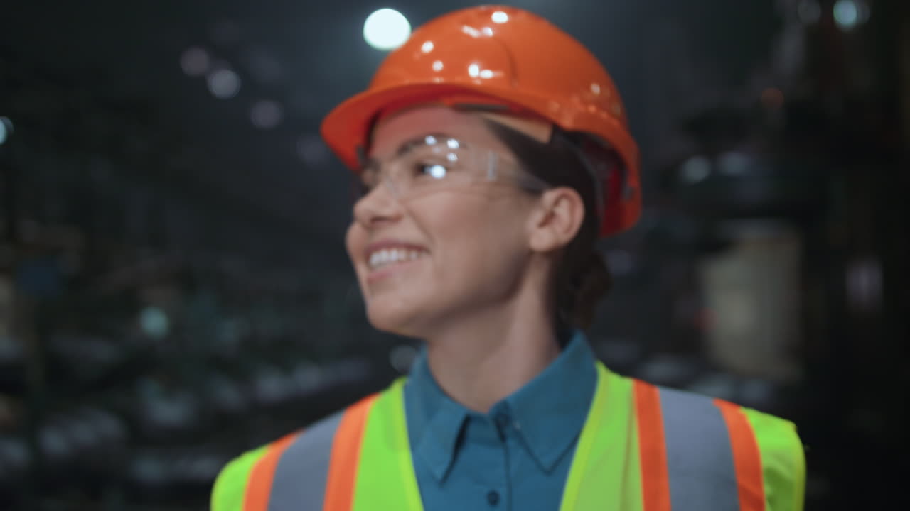 Ingegnere sorridente in primo piano in un'azienda manifatturiera. Supervisore in uniforme