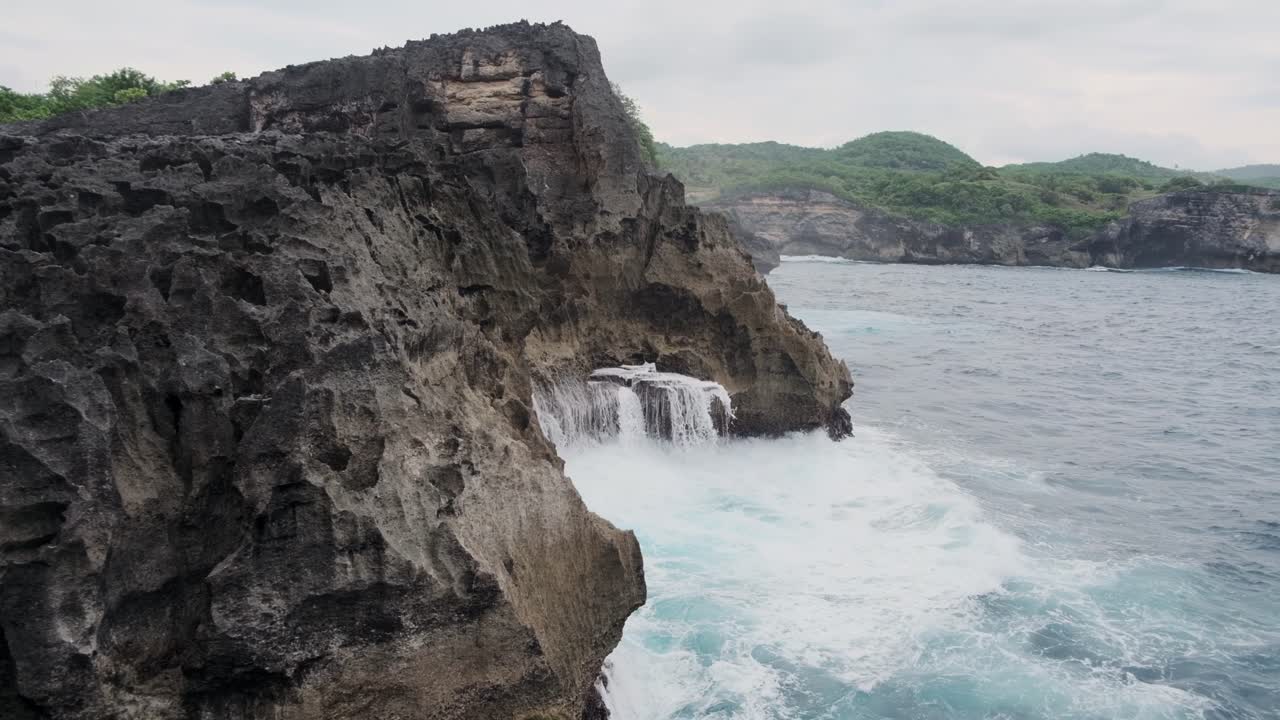 Waves crashing on Bali Nusa Penida Angel Billabong clifside