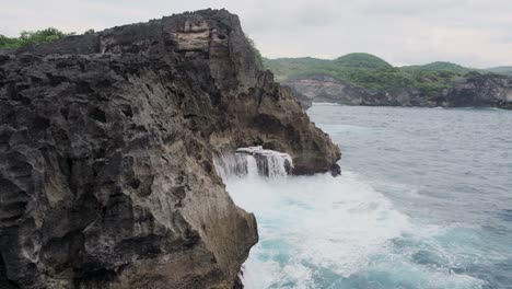 waves crashing on bali nusa penida angel billabong clifside