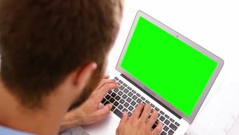 primer plano de un hombre usando una computadora portátil